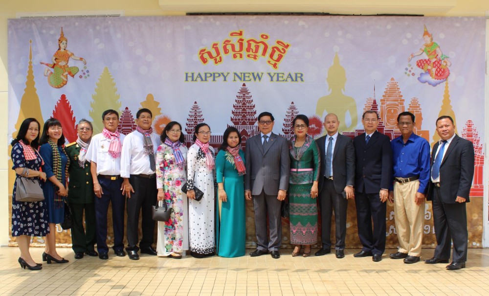 LHCTCHN, HHN Việt Nam - Lào TP Cần Thơ thăm và chúc tết cổ truyền Bunpimay Tổng lãnh sự Lào. Ảnh: CTV