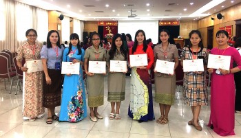 Bồi dưỡng đội ngũ giáo viên dạy tiếng Việt cho nước bạn Lào