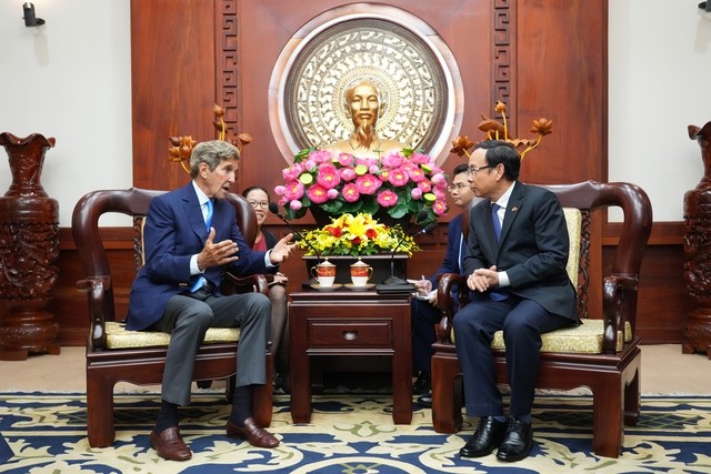 Bí thư Thành ủy TPHCM Nguyễn Văn Nên tiếp ông John Kerry, Đặc phái viên của Tổng thống Hoa Kỳ về biến đổi khí hậu - Ảnh: VGP/Vũ Phong