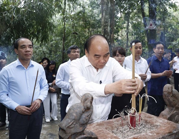 Chủ tịch nước Nguyễn Xuân Phúc dâng hương tưởng nhớ Chủ tịch Hồ Chí Minh tại lán Nà Nưa, đình Tân Trào trong Khu di tích lịch sử quốc gia đặc biệt Tân Trào - Ảnh: TTXVN