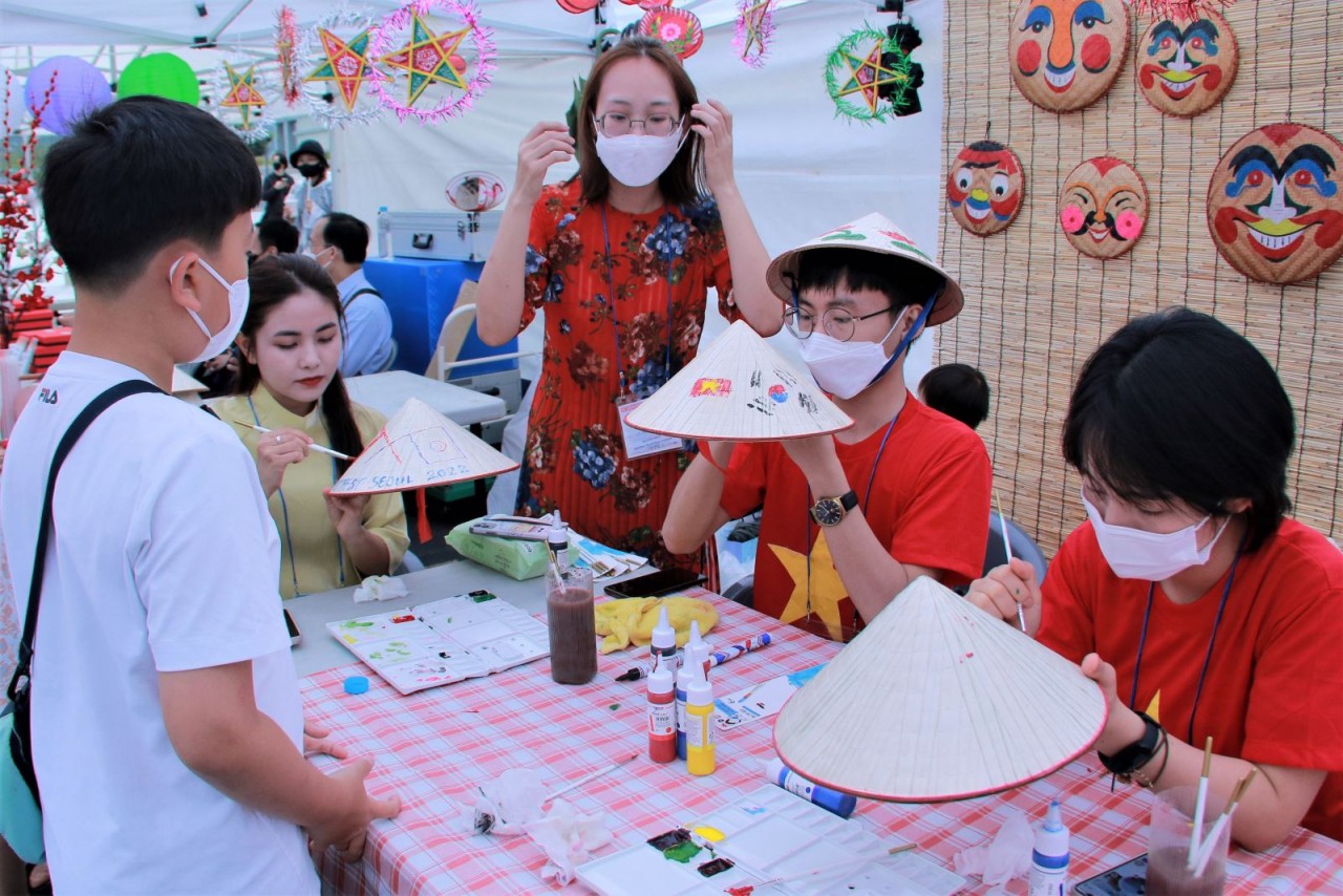 Hoạt động trải nghiệm văn hóa Việt Nam. Ảnh: Khánh Vân/TTXVN Hoạt động trải nghiệm văn hóa Việt Nam. Ảnh: Khánh Vân/TTXVN