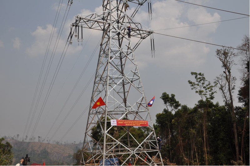 Đường dây 220kV Xekaman 1- Pleiku 2 truyền tải điện từ Lào về Việt Nam.