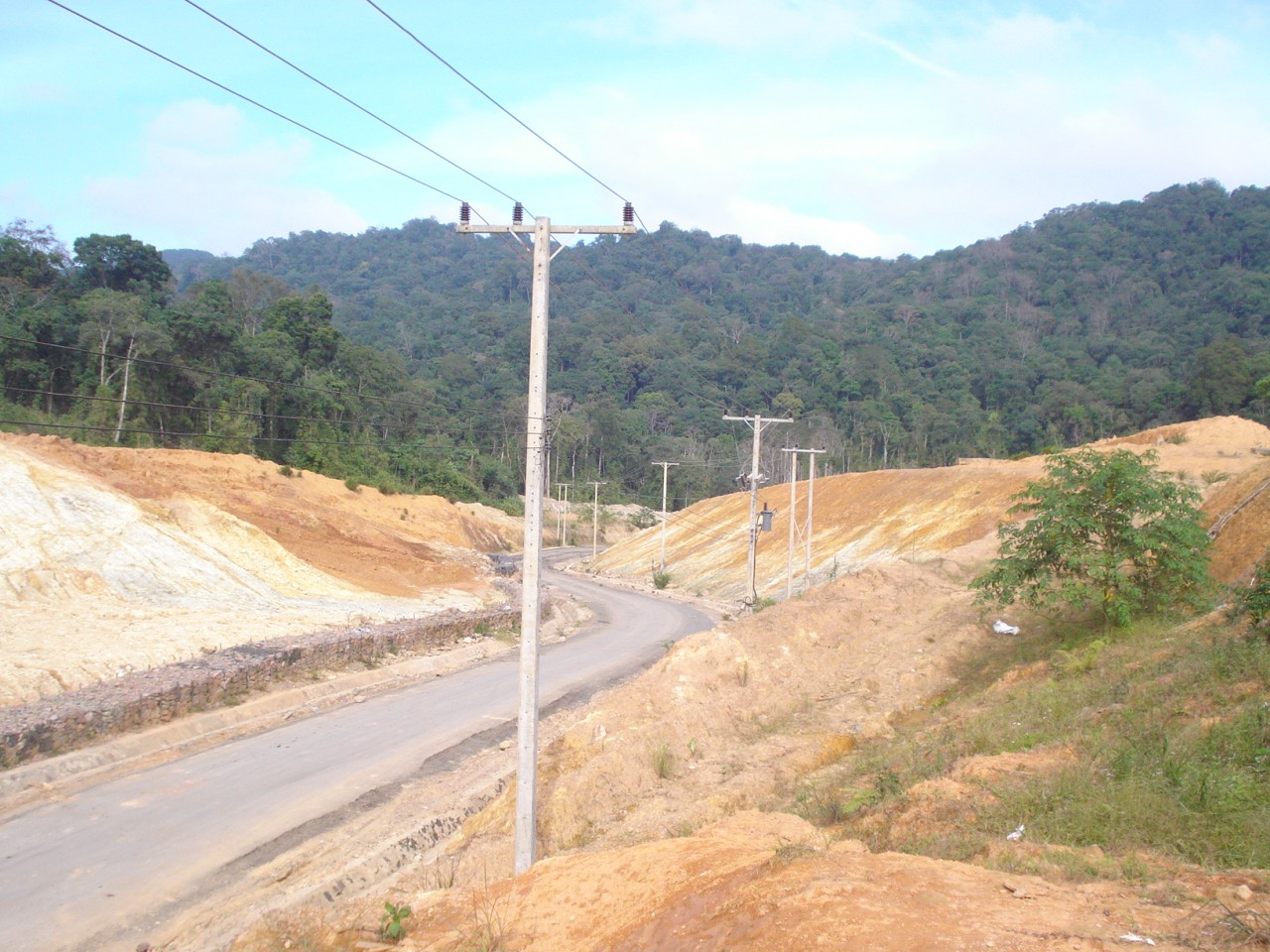 Lưới điện kéo dài từ Nam Giang sang cấp điện cho huyện Đắc Chưng, phía Lào. Ảnh: CTV