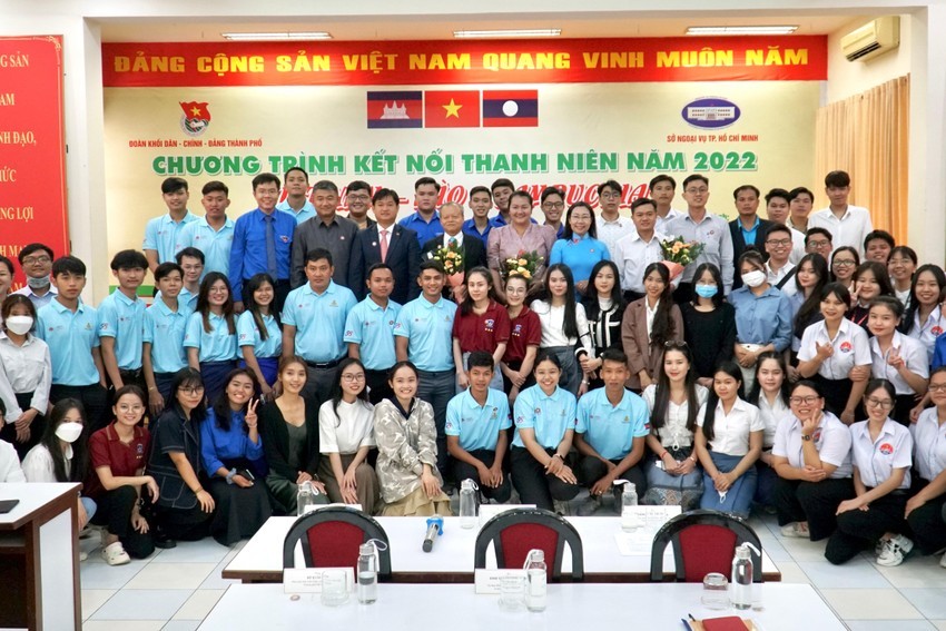 ơn 100 đại biểu là cán bộ, công chức trẻ ngành ngoại giao và thanh niên, sinh viên 03 nước Việt Nam – Lào – Campuchia.