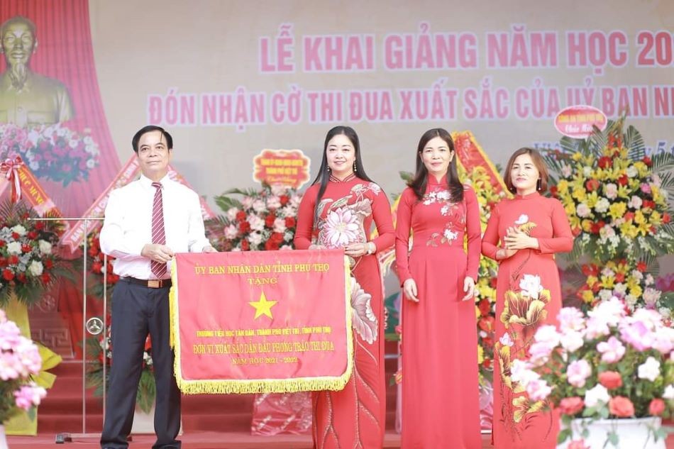 Trường tiểu học Tân Dân đón nhận Cờ thi đua của UBND tỉnh Phú Thọ tặng