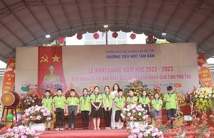 Trường tiểu học Tân Dân đón nhận Cờ thi đua của UBND tỉnh Phú Thọ tặng