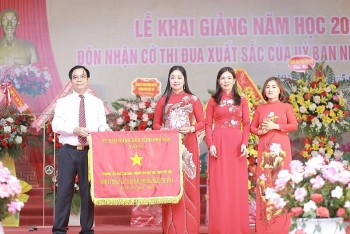 Trường tiểu học Tân Dân đón nhận Cờ thi đua của UBND tỉnh Phú Thọ tặng