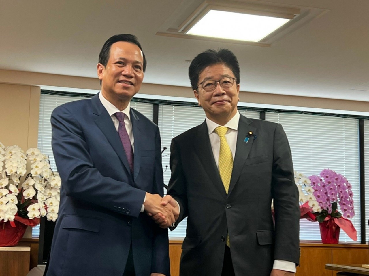 Bộ trưởng Bộ LĐTBXH Việt Nam Đào Ngọc Dung và Bộ trưởng Bộ Y tế, Lao động và Phúc lợi xã hội Nhật Bản Kato Katsunobu.