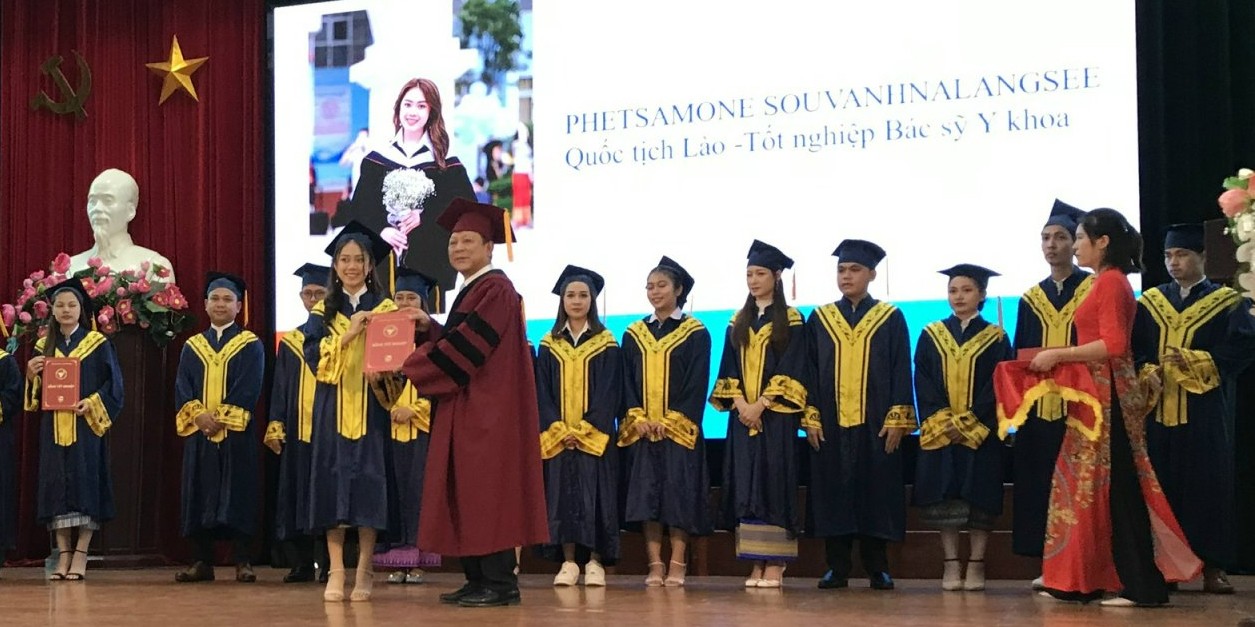 Con gái nuôi người Lào của ông Nguyễn Đức Hạnh - Phetsamone Souvanhnalangsee - nhận bằng tốt nghiệp tại Đại học Y Dược Thái Bình (Ảnh: NVCC).