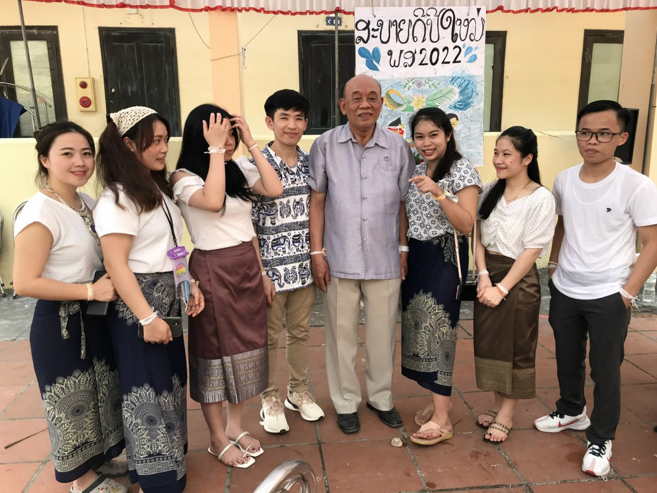 Ông Hạnh (thứ 5, từ trái qua) bên các lưu học sinh Lào tại trường Đại học Y Dược Thái Bình (Ảnh: NVCC).