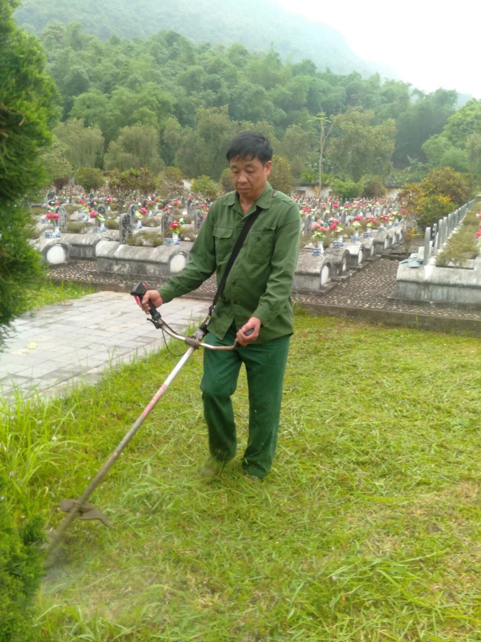 Ông Phạm Văn Nguyễn đã gắn bó với Nghĩa trang liệt sĩ quốc tế Đồng Tâm 27 năm. (Ảnh: NVCC).