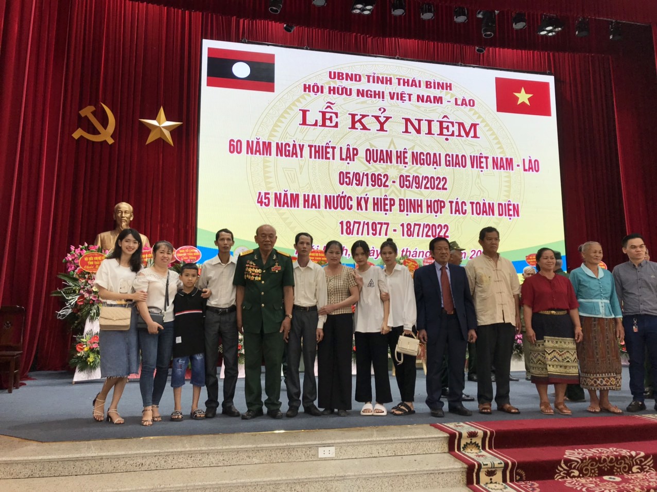 Đại tá Nguyễn Đức Hạnh (thứ 5, từ trái qua) trong Lễ kỷ niệm 60 năm ngày thiết lập quan hệ ngoại giao, 45 năm ký kết Hiệp ước hữu nghị và hợp tác Việt Nam - Lào tổ chức tại Thái Bình (Ảnh: NVCC).