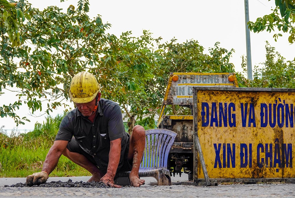 Người đàn ông 10 năm 'săn' ổ gà, chữa lành những con đường ở Cần Thơ