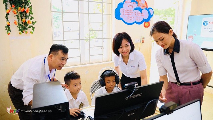 EVNGENCO1 tặng máy tính cho các trường học ở Tương Dương (Nghệ An) EVNGENCO1 tặng máy tính cho các trường học ở Tương Dương (Nghệ An)
