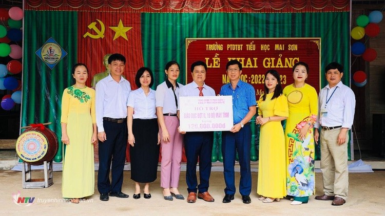 EVNGENCO1 tặng máy tính cho các trường học ở Tương Dương (Nghệ An) EVNGENCO1 tặng máy tính cho các trường học ở Tương Dương (Nghệ An)