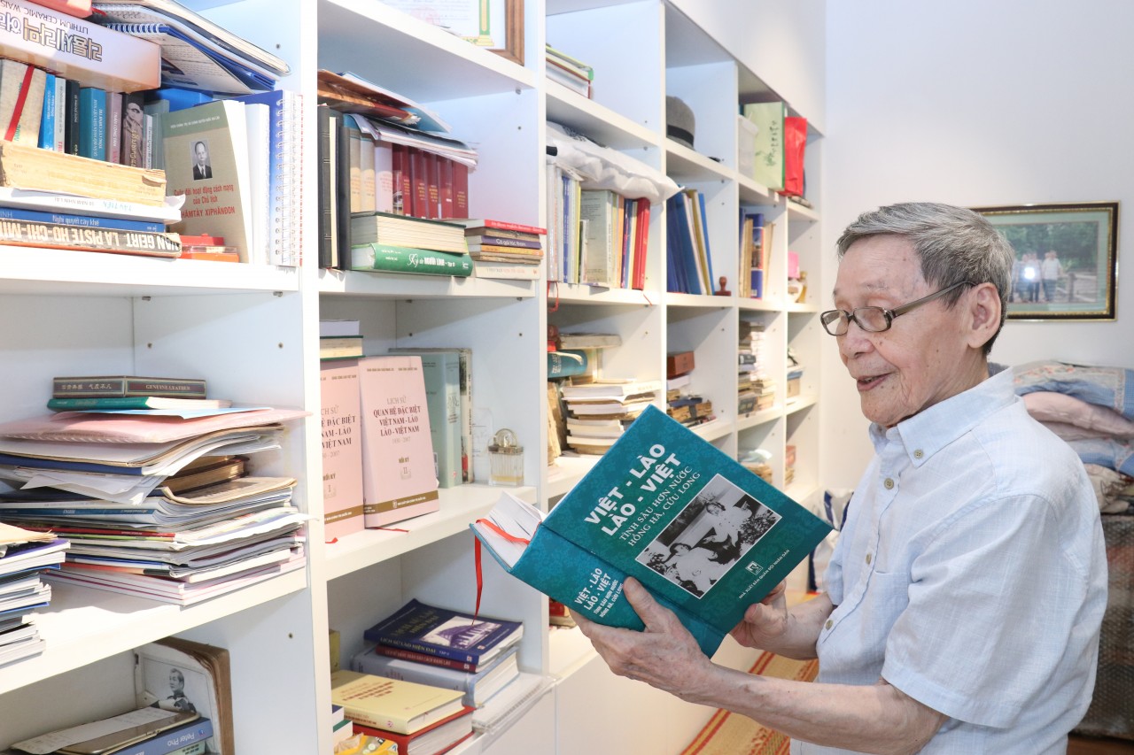Trong phòng làm việc của ông Tiến chứa nhiều cuốn sách viết về Lào và quan hệ Lào – Việt Nam (Ảnh: Thu Hà).