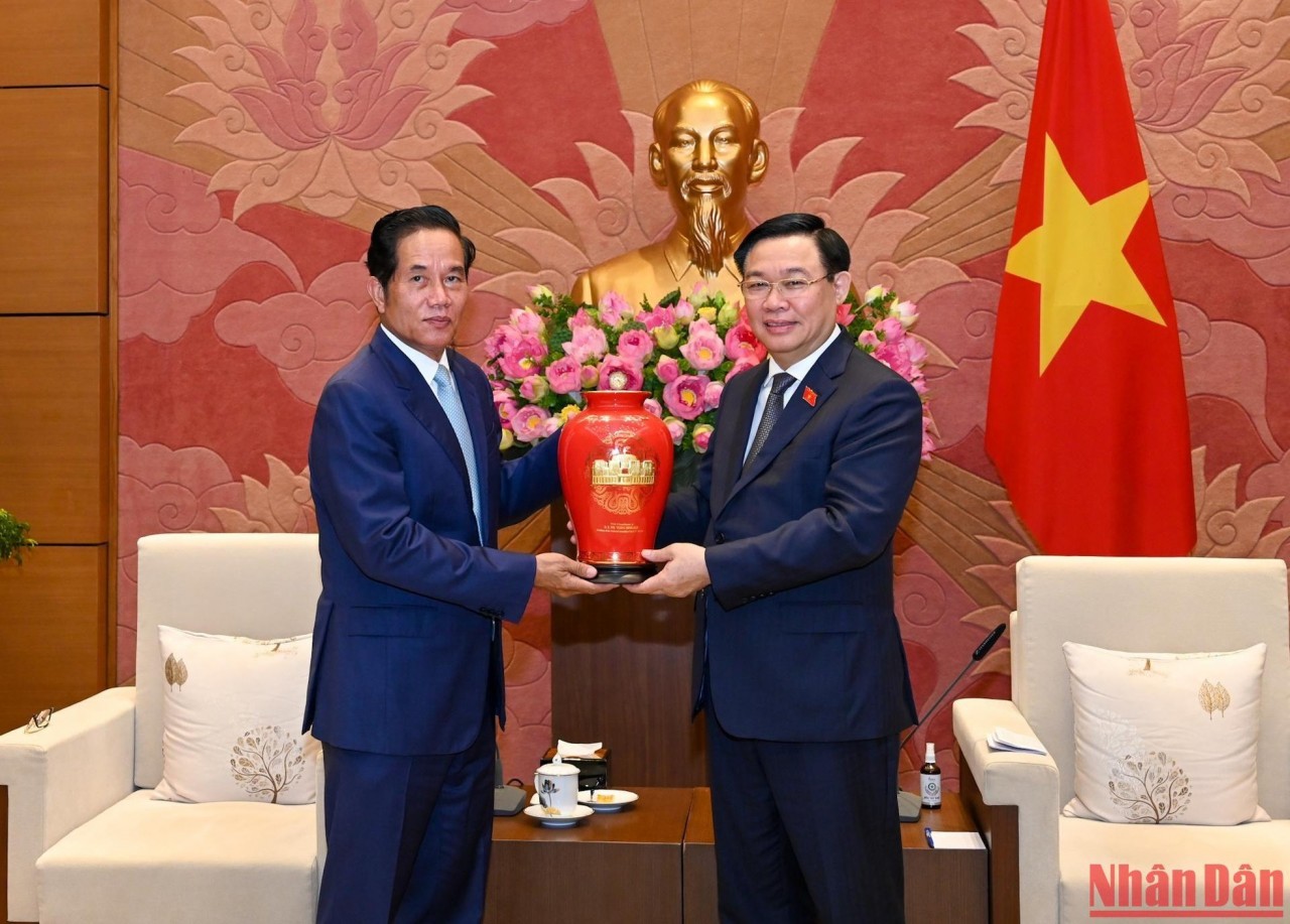 Chủ tịch Quốc hội tiếp đoàn đại biểu cấp cao Thủ đô Phnôm Pênh