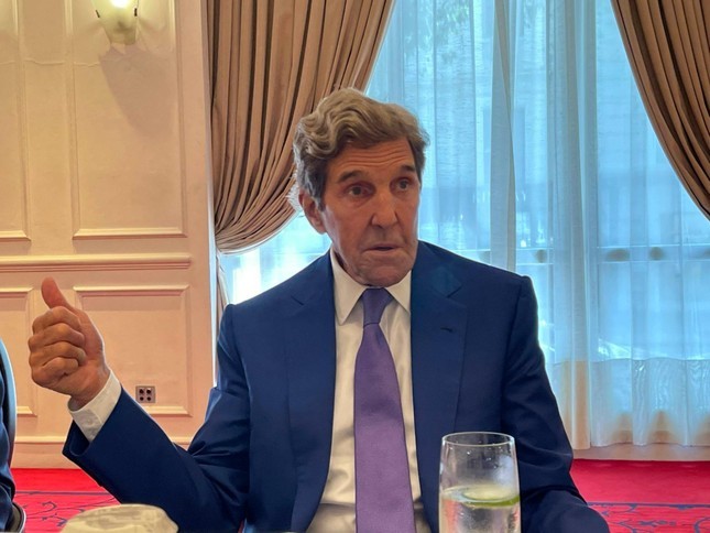 Đặc phái viên của Tổng thống Mỹ về biến đổi khí hậu John Kerry trong cuộc gặp báo chí sáng 5/9 ở Hà Nội Ảnh