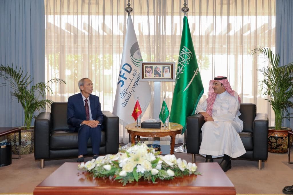 Đại sứ Đặng Xuân Dũng đã có buổi làm việc với ông Sultan Bin Hamad Al Murshid tại buổi làm việc.