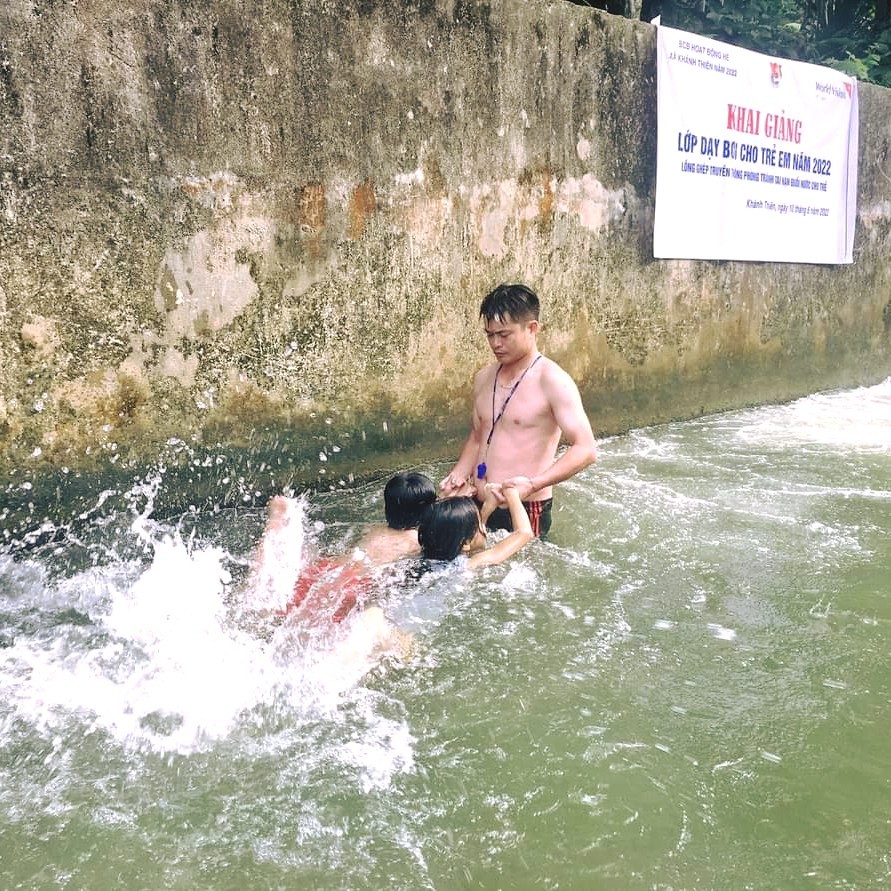 World Vision Việt Nam mở lớp tập bơi cho học sinh Yên Bái