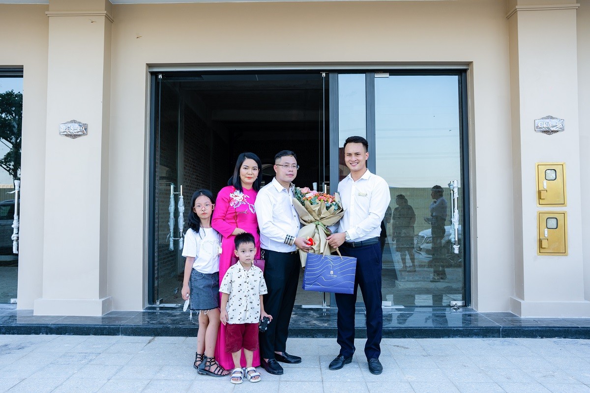 Gia đình khách hàng Thiều Ngọc Sơn chụp ảnh lưu niệm trước cửa căn shophouse CL 05 - 19.