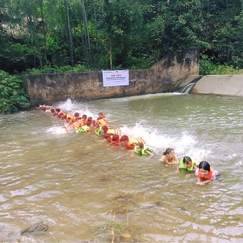 World Vision Việt Nam mở lớp tập bơi cho học sinh Yên Bái