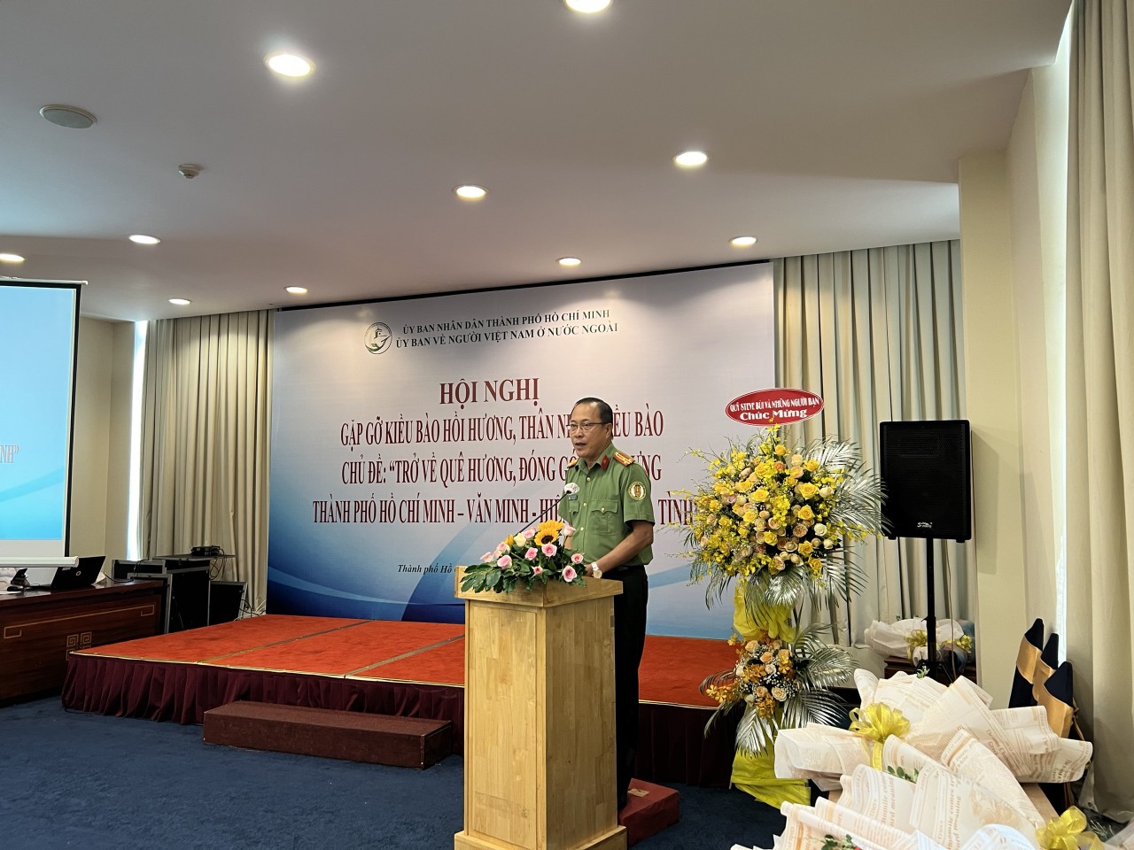 Hướng dẫn về thủ tục người Việt Nam định cư ở nước ngoài xin thường trú tại TP.HCM