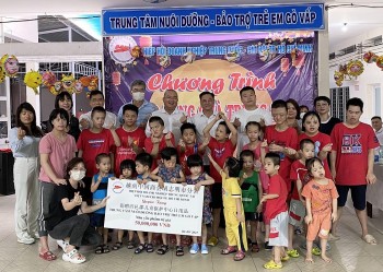 Hiệp hội doanh nghiệp Trung Quốc chi hội TP.HCM tặng quà, tiền mặt cho trẻ em, người già tại TP.HCM