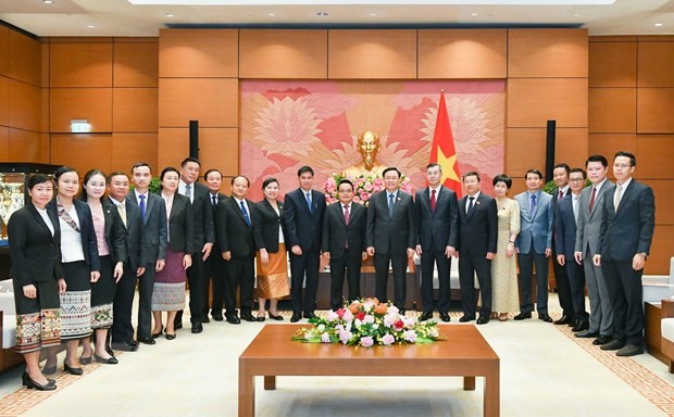 Chủ tịch Quốc hội Vương Đình Huệ tiếp Chủ tịch Kiểm toán Nhà nước Lào | Chính trị | Vietnam+ (VietnamPlus)
