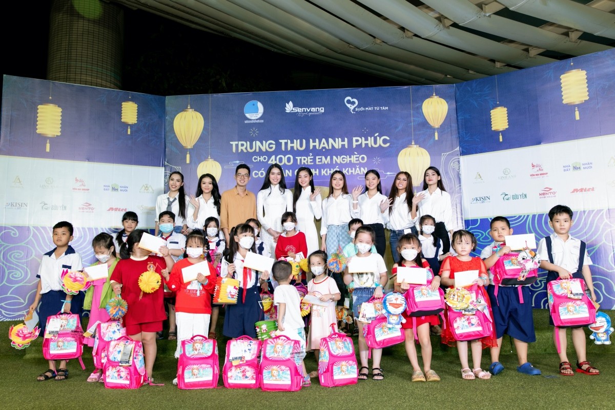 Hoa hậu Hòa bình Quốc tế 2021 Nguyễn Thúc Thùy Tiên tặng quà Trung thu cho trẻ em khó khăn tại chương trình.