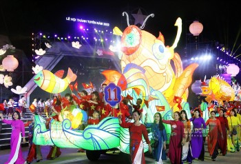 Lễ hội Thành Tuyên: Mãn nhãn với dàn đèn lồng trung thu khổng lồ rực rỡ