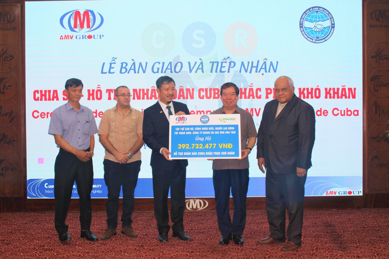 Lãnh đạo Công ty Cổ phần Y tế Đức Minh trao quà ủng hộ cho Hội Hữu nghị Việt Nam-CuBa và Đại sứ quán CuBa tại Việt Nam.