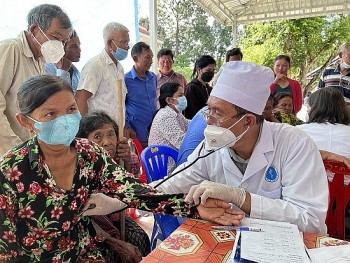 Bác sỹ Việt Nam khám chữa bệnh cho người dân nghèo Campuchia