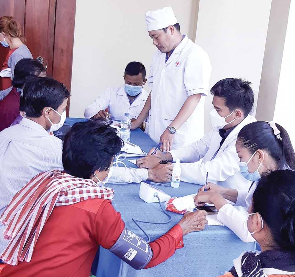 Bác sỹ Việt Nam khám chữa bệnh cho người dân nghèo Campuchia