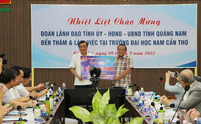 Cần Thơ: Tặng học bổng 1 tỷ đồng mỗi năm cho học trò nghèo, học giỏi tỉnh Quảng Nam