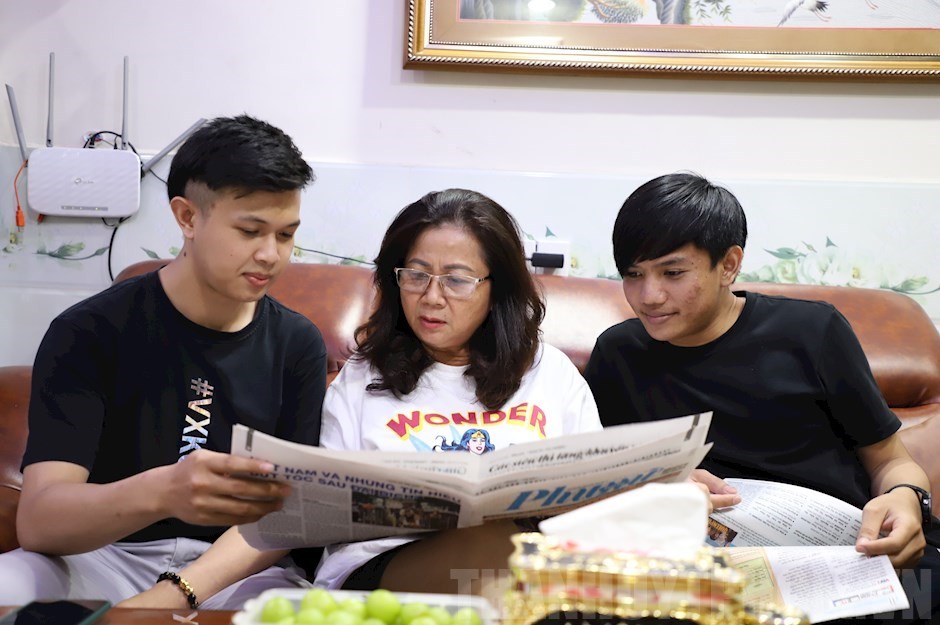Cô Nguyễn Thị Hằng và bạn Nando Manivong, Xaiyaphone Ip cùng nhau đọc báo