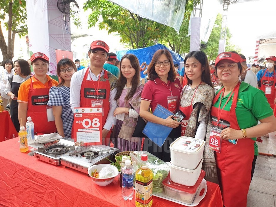 Cô Nguyễn Thị Hằng (bìa phải) và các bạn sinh viên Lào tham gia thi nấu ăn.