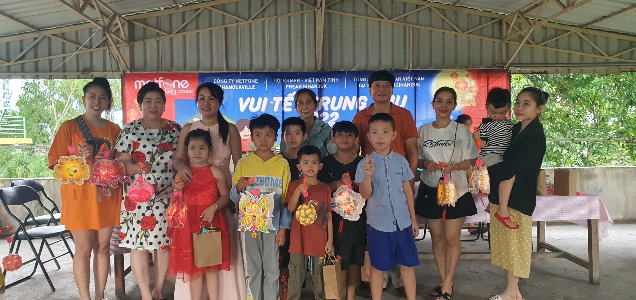Con em gia đình người gốc Việt tại thành phố Sihanoukville (Campuchia) vui đón Tết Trung thu