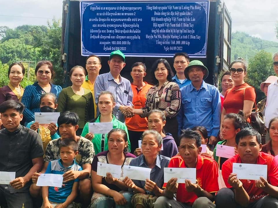 Đoàn công tác trao quà cho bà con  bị lũ lụt tại tỉnh U-đôm-xay (Ảnh: Tổng lãnh sự quán Việt Nam tại  Luông -pha-bang).