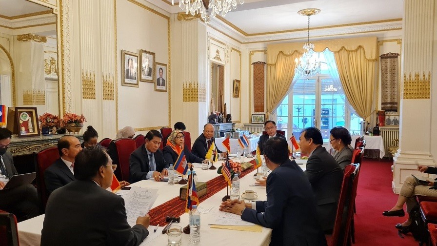 Quang cảnh cuộc họp của Ủy ban ASEAN tại Paris.