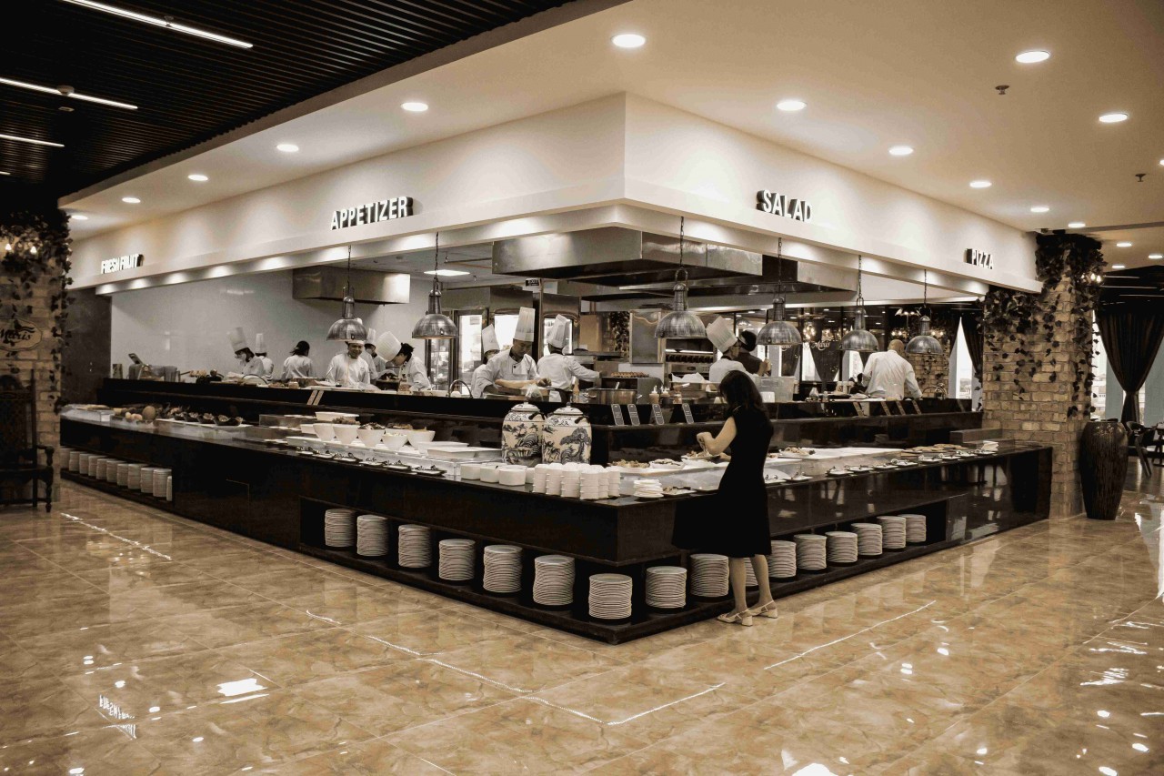 “Thiên đường buffet” D’Marris với hơn 200 món ăn quy tụ đủ hương vị Á, Âu hấp dẫn sẽ là nơi tiếp sức cho các du khách trên hành trình “Chinh phục cung trăng” tại Vincom Mega Mall Smart City.