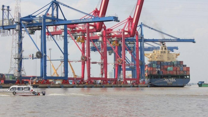 Tuyến vận tải thủy Việt Nam - Campuchia có vai trò quan trọng trong vận chuyển hàng xuất nhập khẩu quá cảnh cảng biển khu vực phía Nam (Ảnh: Lê Anh).