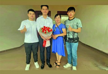 Cha mẹ đỡ đầu lưu học sinh Lào: Không huyết thống mà như ruột thịt