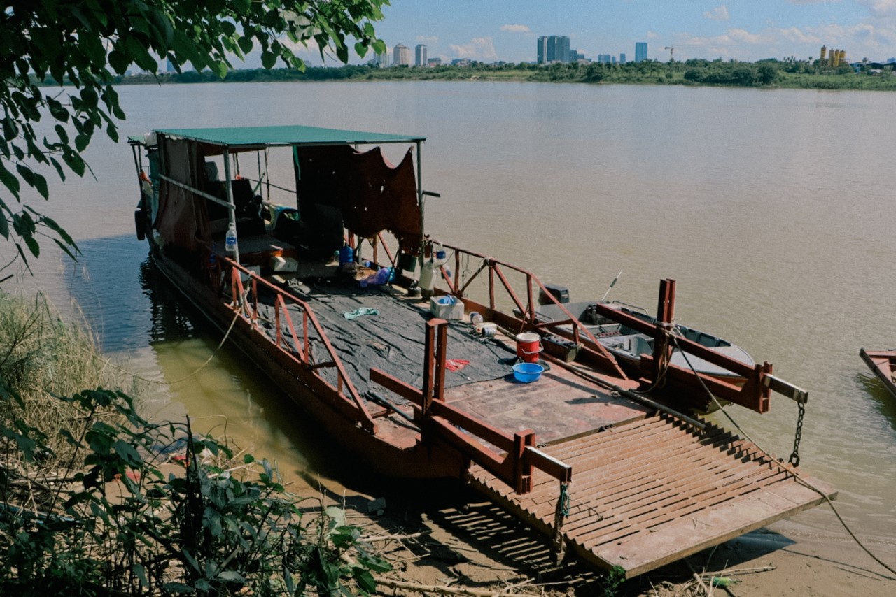 Chiếc thuyền lớn dùng để ăn ở, sinh hoạt khi cần qua đêm trên sông chờ xác nổi