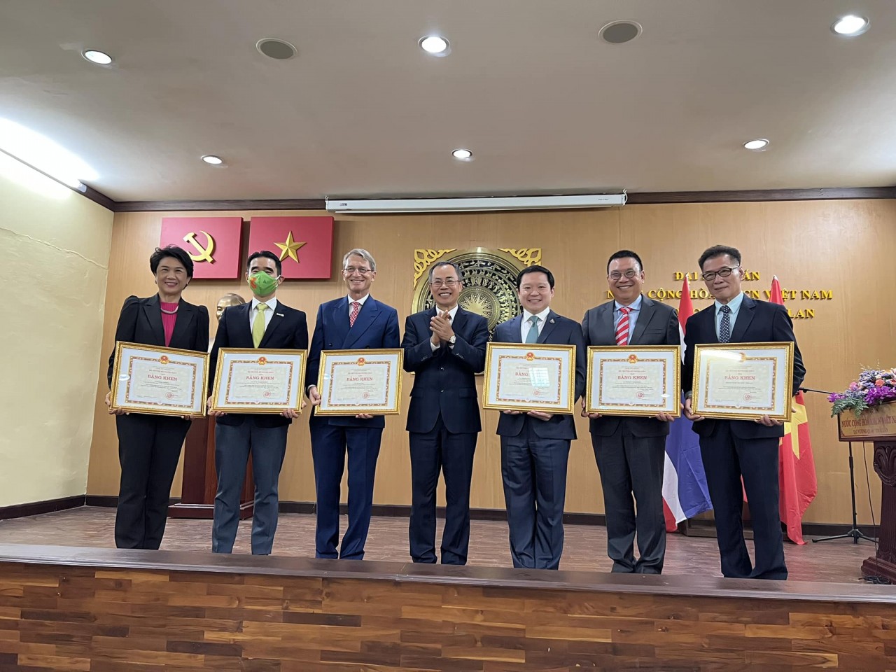 Đại sứ Phan Chí Thành trao tặng Bằng khen Bộ trưởng Bộ Ngoại giao Việt Nam cho Hội Hữu nghị Thái Lan-Việt Nam và Lãnh đạo các doanh nghiệp Thái Lan (Ảnh: 