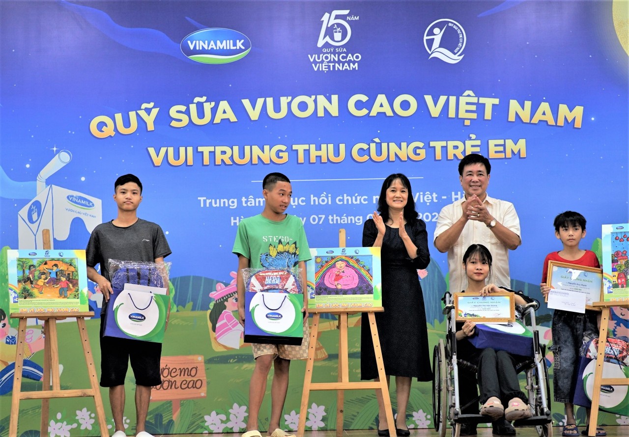 Vinamilk và Quỹ sữa vươn cao Việt Nam cùng trẻ em vui Tết Trung thu