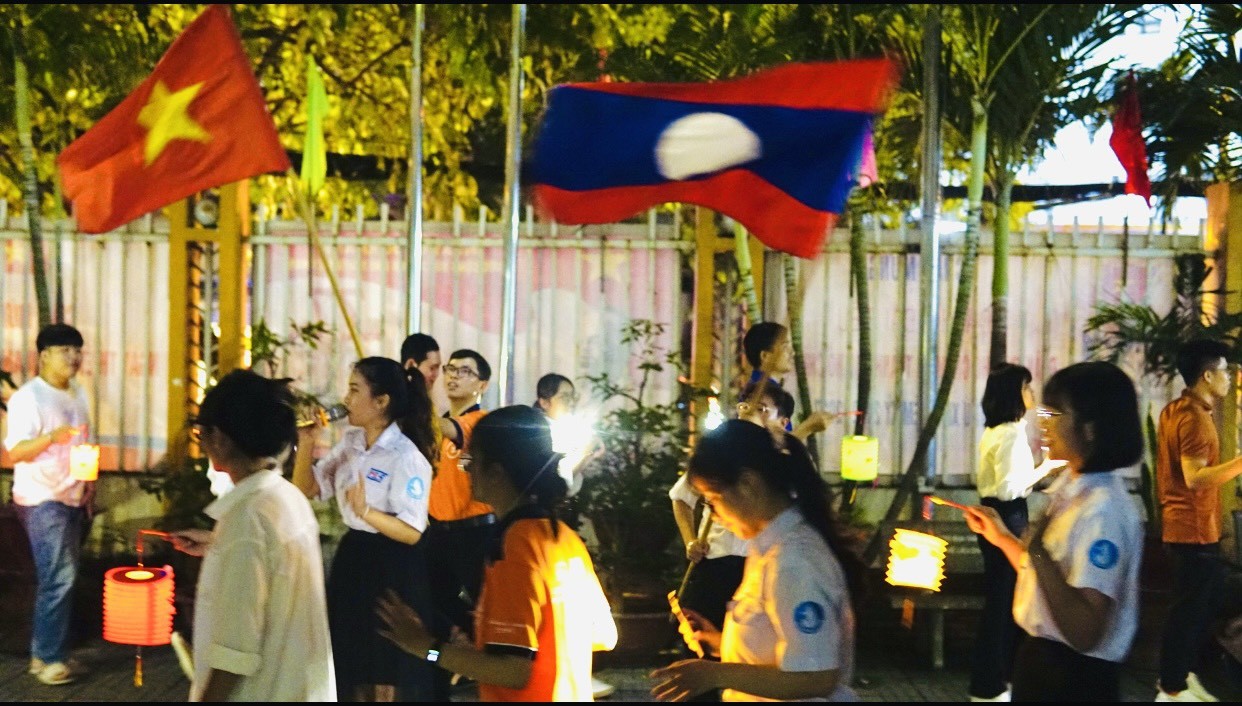  các bạn sinh viên Lào có dịp tìm hiểu thêm về nguồn gốc và ý nghĩa của ngày Tết trung thu ở Việt Nam, giao lưu tìm hiểu về các món ăn truyền thống của hai đất nước, trải nghiệm trang trí lồng đèn và cùng nhau đi phá cỗ rước đèn.