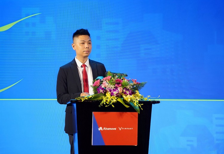 Ông Lê Hoàng Long – Phó Tổng giám đốc phụ trách Kinh doanh Xe máy điện VinFast phát biểu tại sự kiện