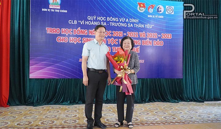 Trao 180 suất học bổng cho học sinh dân tộc thiểu số, vùng biển, đảo tỉnh Thừa Thiên Huế