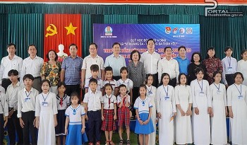Trao 180 suất học bổng cho học sinh dân tộc thiểu số, vùng biển, đảo tỉnh Thừa Thiên Huế